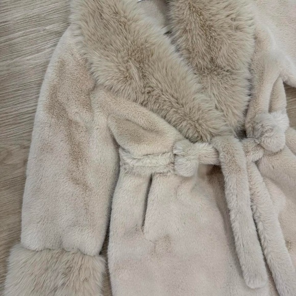 Jackets & Blazers - Luxurious Faux Fur Coat in Cream